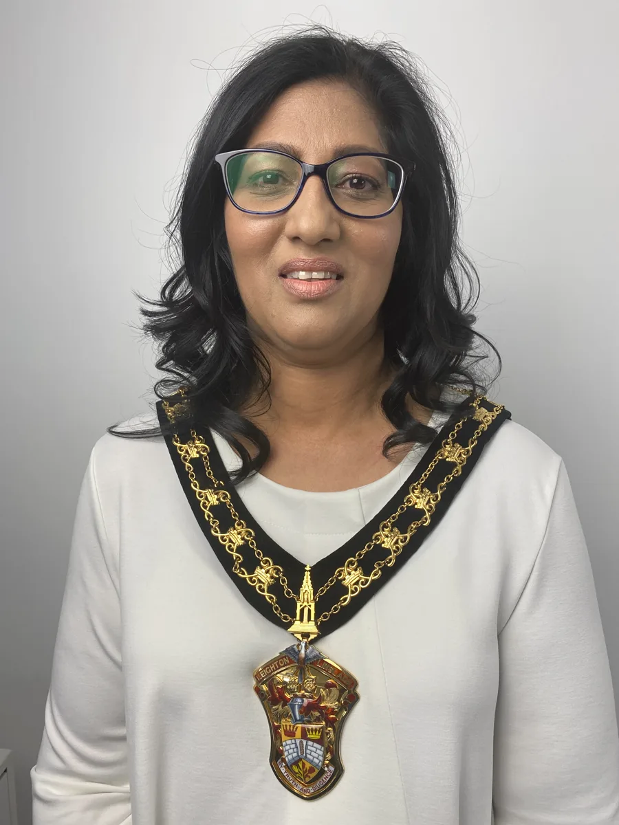Farzana Kharawala wearing the mayoral chain as Town Mayor of Leighton-Linslade
